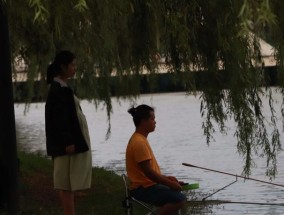 湖边钓鱼技巧（掌握湖边钓鱼技巧）
