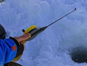 冰面钻孔钓鱼技巧（冰钓必备技巧，让你冬日钓鱼更加顺利）