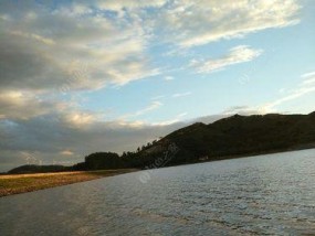 初夏水库夜钓技巧（探秘初夏水库夜钓的窍门与技巧）