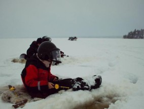 冰面钓鱼选位技巧（寻找理想钓点的关键要素）