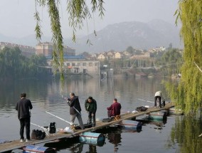 冬天湖水结冰钓鱼技巧是什么？如何安全有效地进行冰钓？