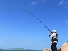 速成钓鱼大神的小技巧（15个实用小技巧帮你迅速提升钓鱼技巧）