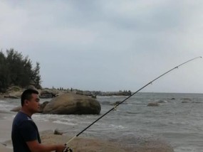 海河边钓鱼技巧（享受钓鱼乐趣的关键）
