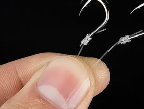 如何正确使用钓鱼教程中的绑钩器？掌握绑钩技巧有哪些？