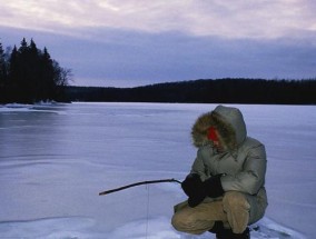 冰面钓鱼的技巧与窍门（冰面挖小洞，轻松钓鱼一冬天）