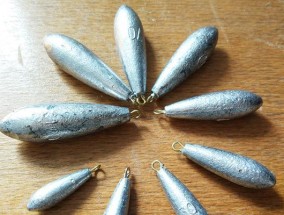 如何在海滩钓鱼时正确使用铅坠？有哪些常见问题需要注意？