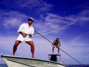 传统钓鱼技巧与方法（探秘古老钓法，享受渔夫乐趣）