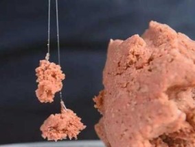 钓鱼技巧大揭秘（搓饵挂钩，让你事半功倍）