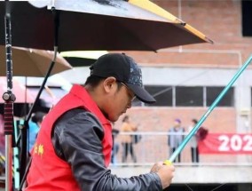 钓鱼高手扬竿技巧（掌握竿技，成就钓鱼高手）