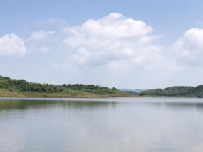 深山野湖钓鱼技巧教程（享受天然的钓鱼乐趣）