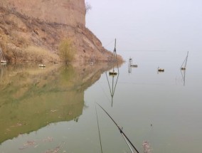钓鱼技巧大揭秘（探寻小河沟野钓的乐趣）