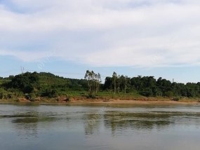 天热时钓鱼的技巧（小河中的钓鱼秘籍）