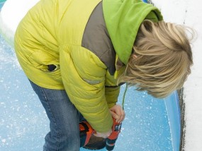冰面钻洞钓鱼的技巧与方法（冰钓的必备知识及实用技巧，让你成为冰上捕鱼高手）