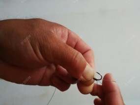 钓鱼绑鱼钩的技巧与方法（钓鱼绑鱼钩的关键步骤与注意事项）