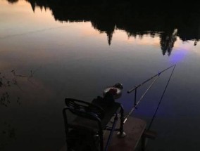 晚秋四季风夜钓的技巧（挑战夜晚钓鱼）