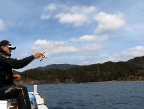 春天水边钓鱼技巧大揭秘（轻松享受钓鱼乐趣，掌握捕鱼秘籍）