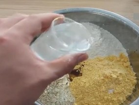 钓鱼技巧怎么使用饵料？如何根据鱼种选择合适的饵料？