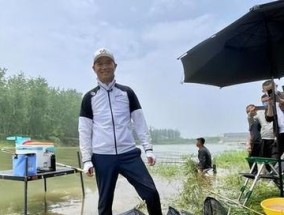 徒手钓鱼的新技巧（掌握钓鱼技巧）
