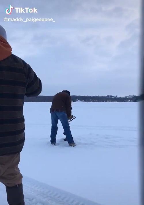 冰面钓鱼绝密技巧（寒冬中的温暖娱乐，钓鱼技巧揭秘）  第2张