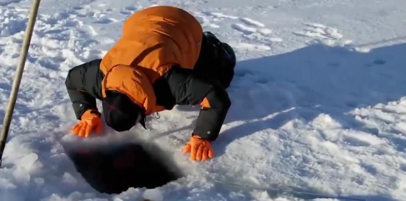 冰面钓鱼的技巧与窍门（冰面挖小洞，轻松钓鱼一冬天）  第3张