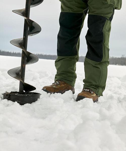 冰面钻洞钓鱼的技巧与方法（冰钓的必备知识及实用技巧，让你成为冰上捕鱼高手）  第3张