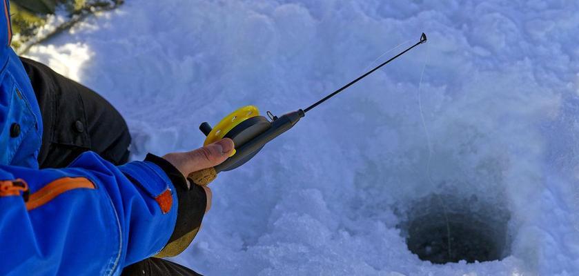 冰面钻孔钓鱼技巧（冰钓必备技巧，让你冬日钓鱼更加顺利）  第1张