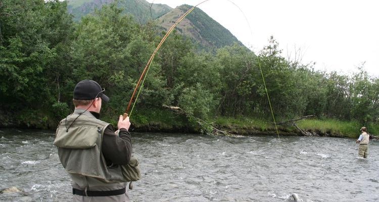 初夏钓鱼的最佳方法和技巧（享受初夏阳光下的钓鱼乐趣，一起来探索吧！）  第1张