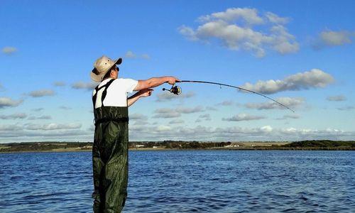 传统插竿钓鱼的技巧与乐趣（享受自然，体验传统的钓鱼技巧）  第2张