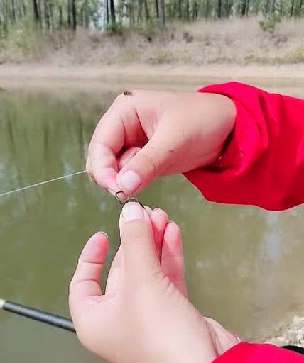 海竿钓鱼打窝的技巧与方法（钓鱼高手分享，助你一网打尽）  第3张