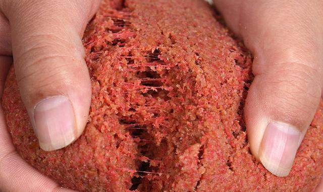 钓鱼挂鱼饵的技巧（提高钓鱼效果的关键要素）  第3张