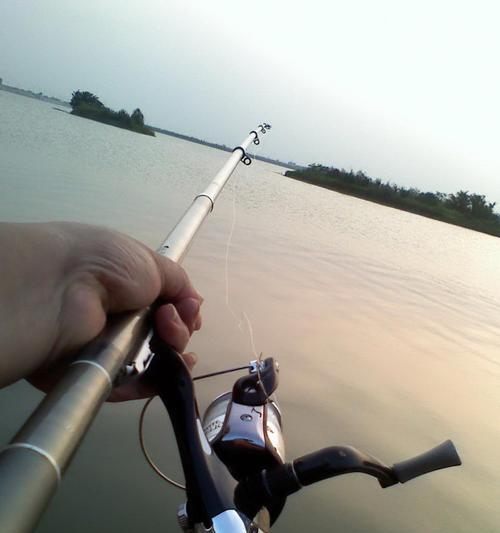 钓鱼压线技巧（提升钓鱼技术，掌握压线诀窍）  第2张