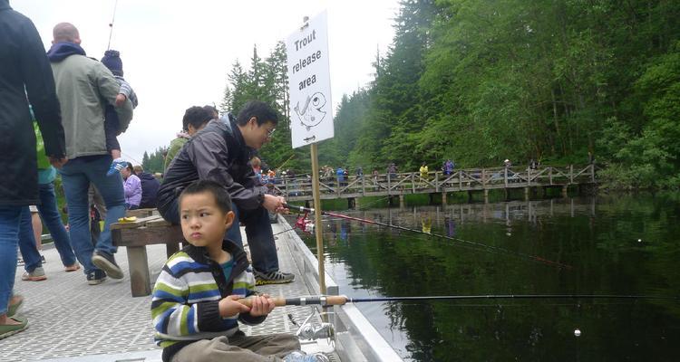 掌握钓鱼中鱼提杆技巧（提升钓鱼技术，轻松收获丰富渔获）  第2张
