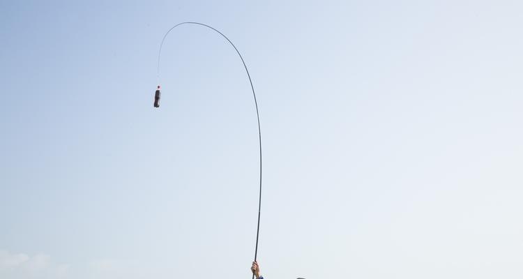 冬季甩竿钓鱼的技巧（寒冬中的丰收）  第2张