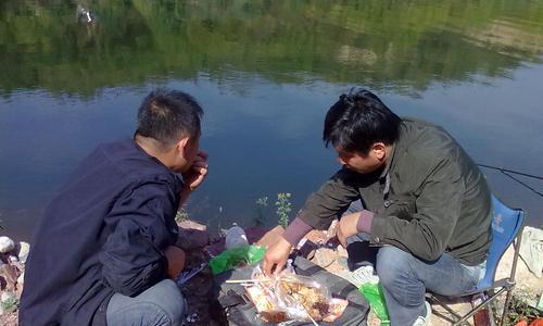 冬季雨天水库钓鱼技巧（寒冷湿润条件下提高钓鱼效果的关键）  第3张