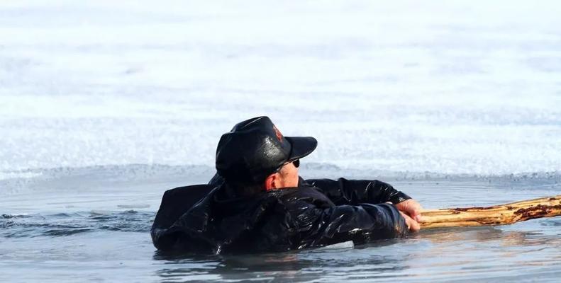 冬季钓鱼打冰窟的技巧（雪中钓鱼）  第3张