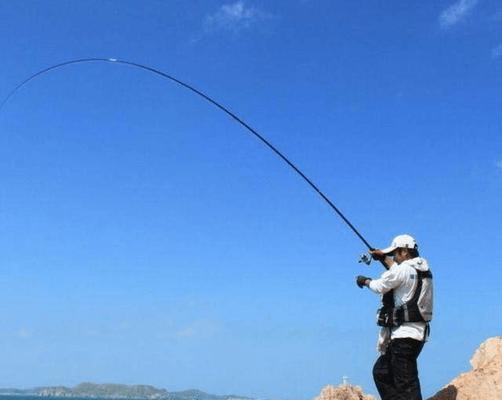 激流中垂钓的技巧与方法（掌握钓鱼技巧）  第2张