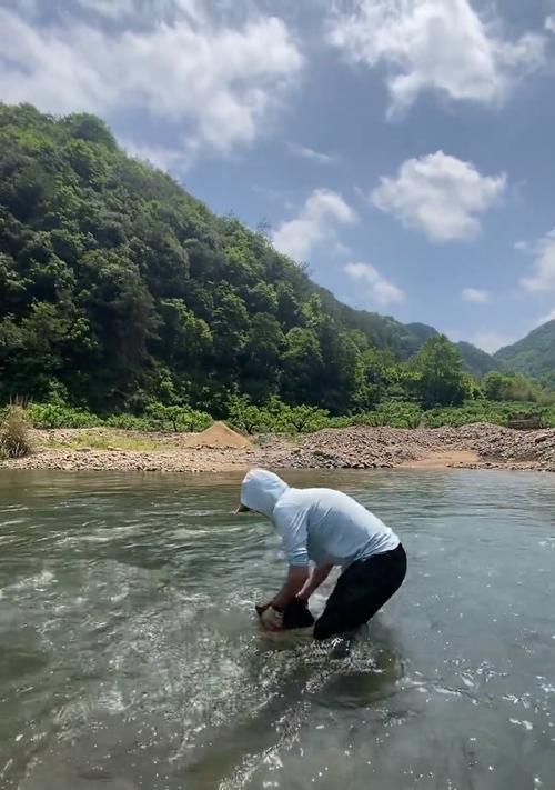 急流河边钓鱼技巧大全（掌握这些技巧）  第1张