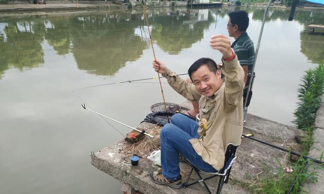 提升拉饵上钩钓鱼技巧的秘诀（如何让鱼儿主动上钩）  第1张