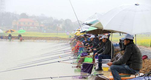 秋雨中钓鱼的技巧（享受雨中的渔乐）  第1张
