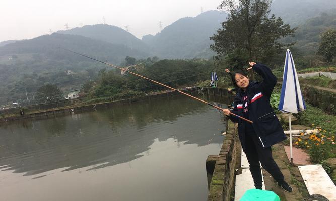 蚯蚓下竿钓鱼技巧与方法（捕获丰富鱼群的关键）  第1张