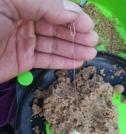 单手抬竿钓鱼技巧是什么？如何提高单手抬竿的准确性？  第1张