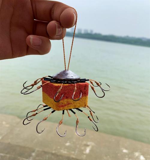 如何掌握钓鱼不掉鱼饵的抛竿技巧？  第3张