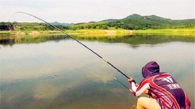 冬天钓鲫鱼时浮漂提竿的正确技巧是什么？如何提高钓获率？  第3张