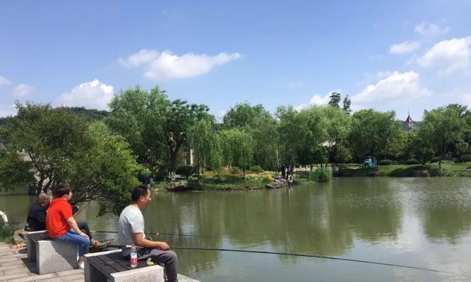 冬天湖水钓鱼技巧有哪些？如何提高冬季钓鱼成功率？  第2张