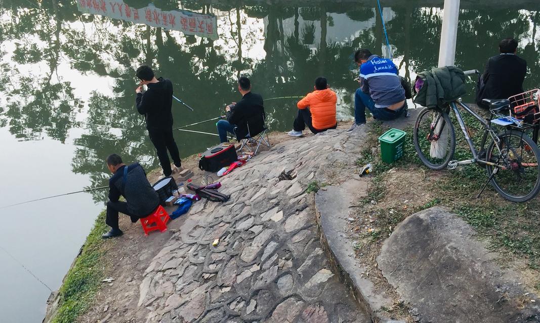 冬天水面结冰钓鱼技巧有哪些？如何安全有效地进行冰钓？  第3张
