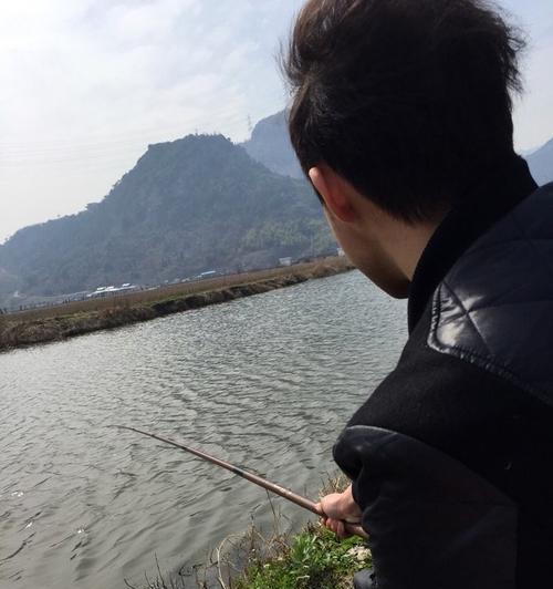 冬天野河蚯蚓钓鱼技巧和方法是什么？如何提高冬季钓鱼成功率？  第2张