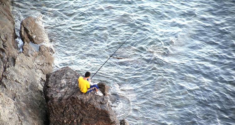海外人海边钓鱼技巧有哪些？如何提高钓鱼成功率？  第1张